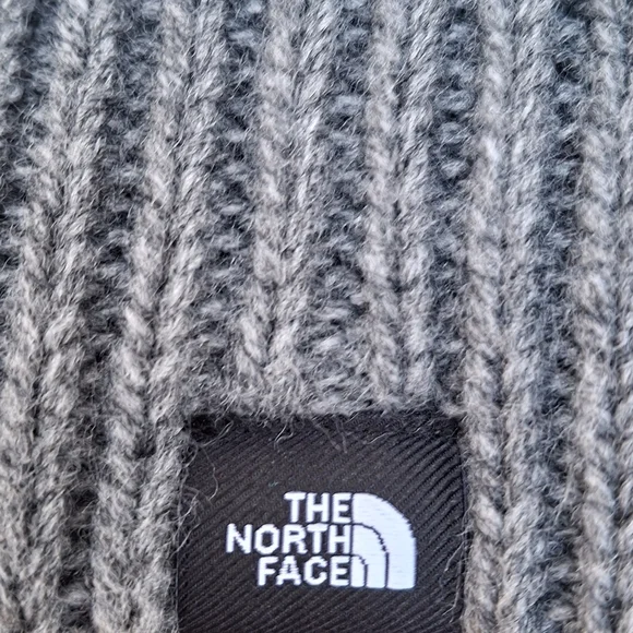 The North Face Cable Knit Beanie Hat. NWT - Picture 3 of 7